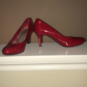 Red pumps